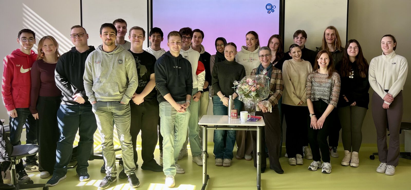 Gruppenfoto nach dem Zweitzeugengespräch mit einer 13. Klasse an der IGS-Stierstadt